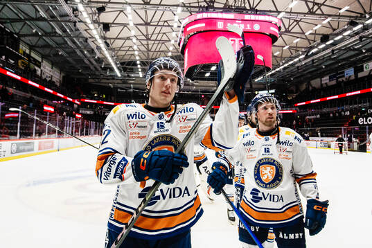 Växjös Kalle Kratz och Dylan Mclaughlin jublar