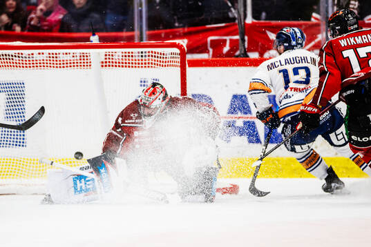 Växjös Dylan Mclaughlin gör 0-1 bakom Örebros målvakt