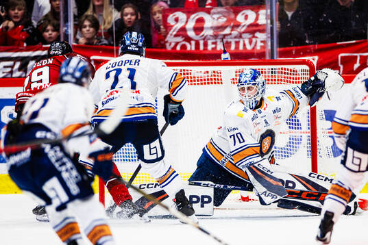 Örebros Milton Oscarson och Växjös målvakt Adam Åhman