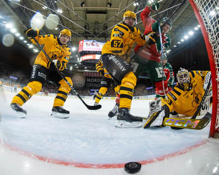 Frölundas Noah Hasa (ej i bild) gör 2-0 på Skellefteås