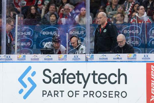 Domare Tobias Björk och domare Marcus Linde videogranskar