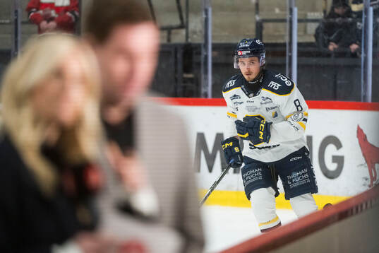 ödertäljes William Wiå innan ishockeymatchen i