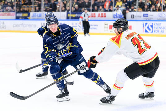HV71s Karl Annborn och Brynäs Oskar Lindblom