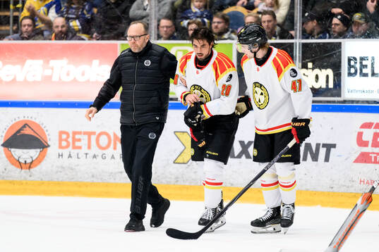 Brynäs Tyler Vesel lämnar isen
