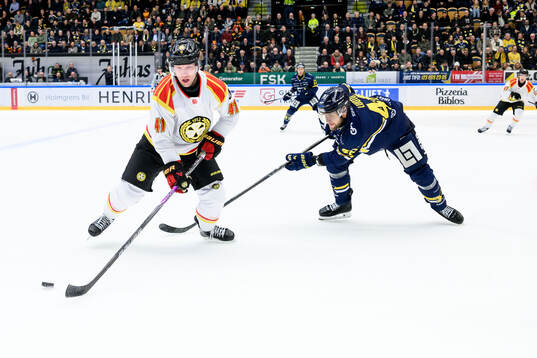 Brynäs Greg Scott och HV71s Joona Luoto