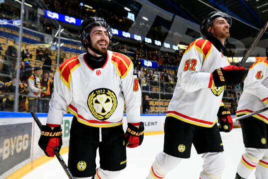 Brynäs Bobby Trivigno och Jack Kopacka jublar