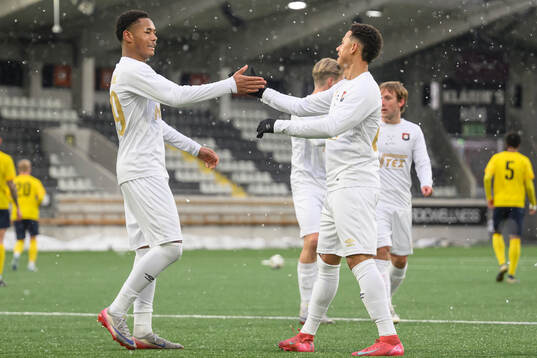 Örgrytes Marlon Ebietomere och Tobias Sana jublar