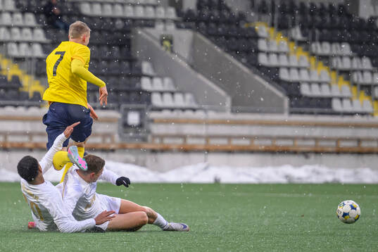 Örgrytes Marlon Ebietomere och Anton Andreasson  tacklar