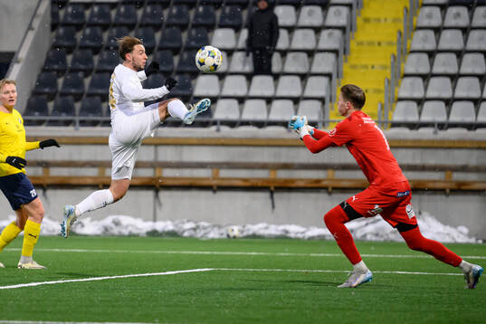 Örgrytes William Svensson  och Ljungskiles målvakt Lukas