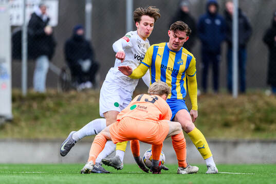 Helsingborgs Lukas Kjellnäs och Eskilsminnes målvakt