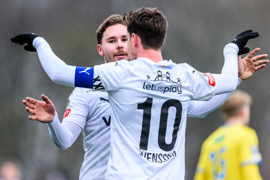 Helsingborgs Simon Bengtsson och Max Svensson jublar