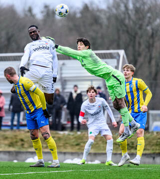 Helsingborgs Adam Akimey och Eskilsminnes målvakt Marcus