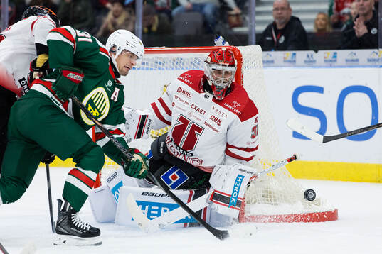 Frölundas Nicklas Lasu och Örebros målvakt Jonas Arntzen