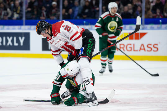 Örebros Milton Oscarson och Frölundas Nicklas Lasu