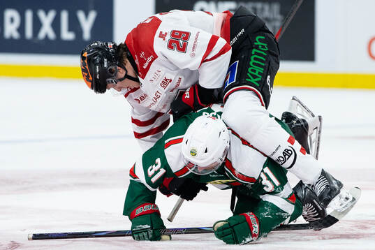 Örebros Milton Oscarson och Frölundas Nicklas Lasu