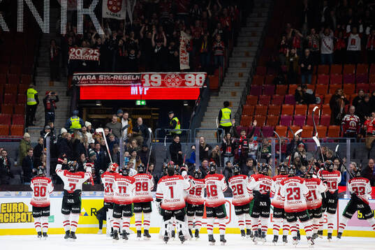 Örebros spelare jublar och tackar supportrarna