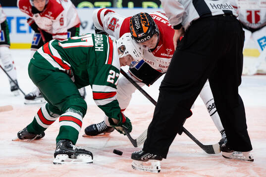 Frölundas Theodor Niederbach tekar mot Örebros Milton