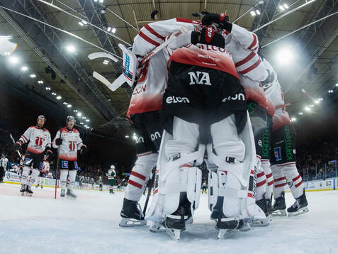 Örebros målvakt Jonas Arntzen jublar med lagkamrater