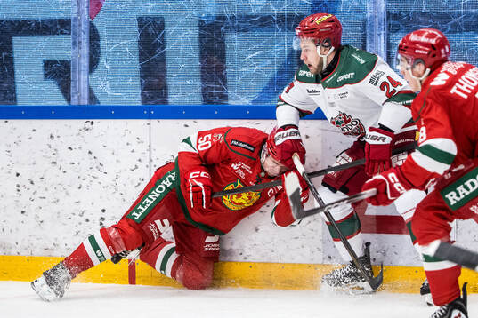 Moras Tobias Ekberg och Modos Kyle Topping