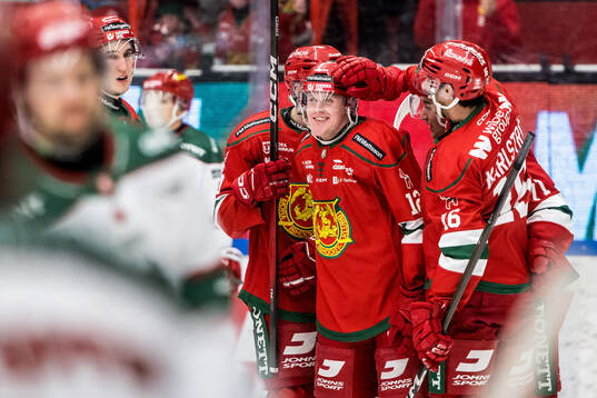 Moras Filip Björkman jublar med lagkamrater