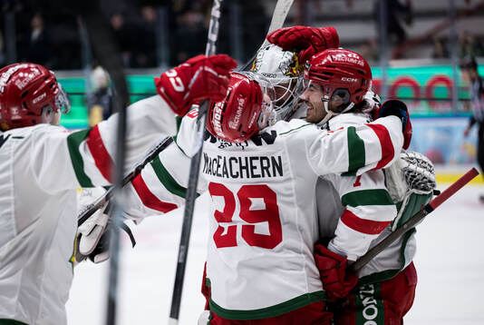 Moras målvakt Marcus Hellgren Smed jublar, Connor