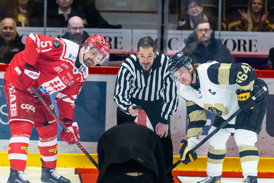 Skellefteålegenden Jimmie Ericsson släpper pucken mellan