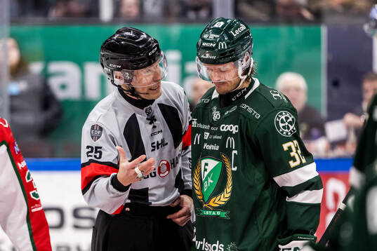 Domare Tobias Björk och Färjestads Magnus Nygren