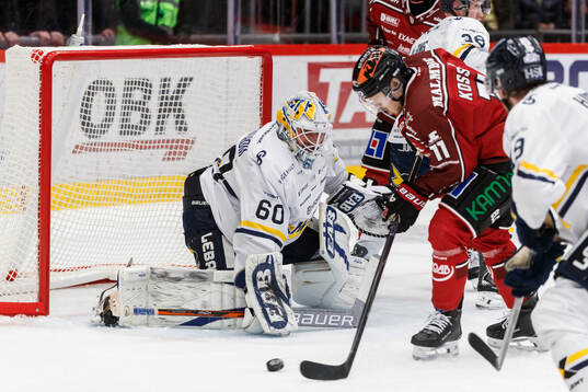 Örebros Kalle Kossila gör 1-1 på HV71s målvakt Felix