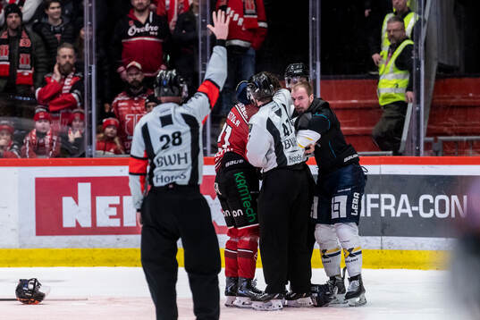 Örebros Patrik Puistola och HV71s Lukas Rousek