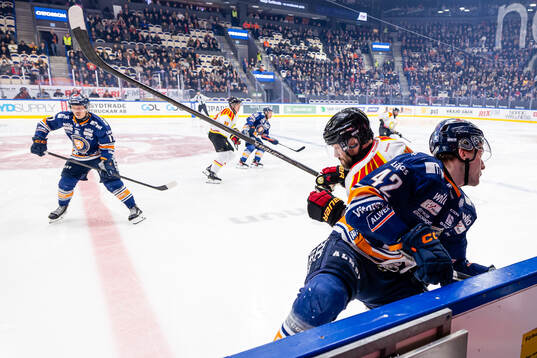 Brynäs Johan Larsson tacklar Växjös Kalle Kratz