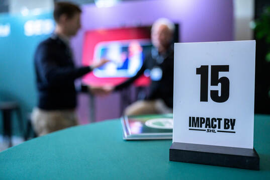 En skylt med Impact by SHL