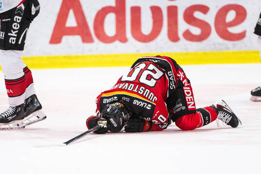 Luleås Casper Juustovaara Karlsson har ont