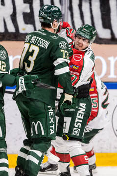 Färjestads Adam Ollas Mattsson och Frölundas Jere Innala