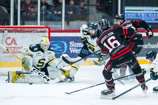 Södertäljes målvakt Love Härenstam och Nybros Hugo