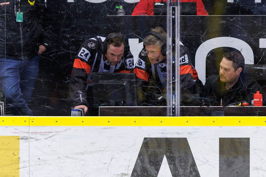 Domare Johan Magnusson och Mikael Nord vid en