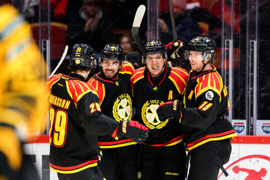 Brynäs Tyler Vesel jublar med Axel Andersson, Jakob