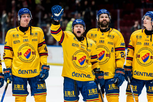 Djurgårdens Jesper Pettersson och spelare jublar