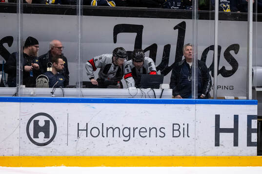 Domare Oscar Niklasson och David Laksola videogranskar