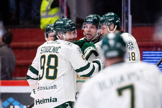 Färjestads Filip Roos jublar med Marian Studenic och Emil