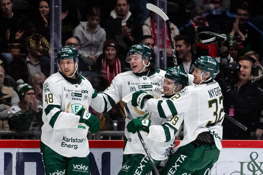 Färjestads Filip Roos jublar med lagkamrater