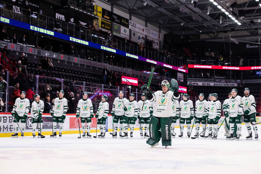 Färjestads målvakt Emil Larmi jublar med lagkamrater