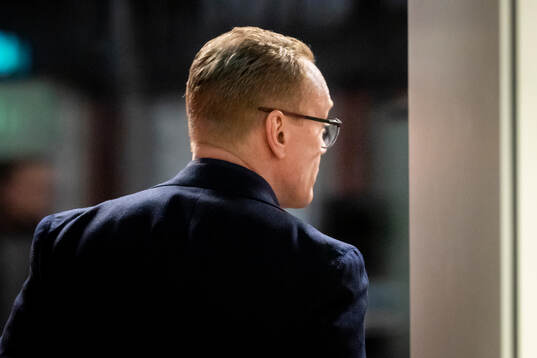 Örebros tränare Niklas Eriksson lämnar presskonferansen