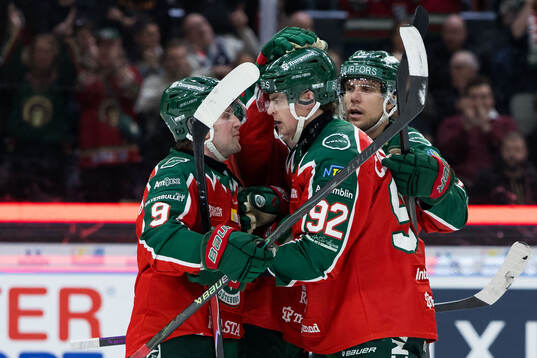 Frölundas Filip Cederqvist jublar med Linus Weissbach och