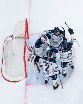 Linköpings målvakt Waltteri Ignatjew jublar ihop med