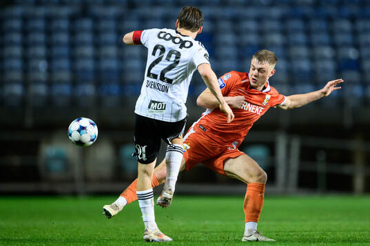 Jonas Svensson of Rosenborg and David Kruse of IFK Göteborg