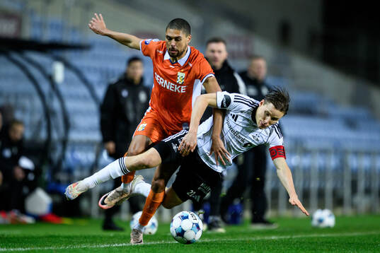 Thomas Santos of IFK Göteborg and Jonas Svensson of