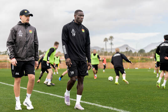 Fysioterapeut Felix Karlsson och Ibrahim Diabate