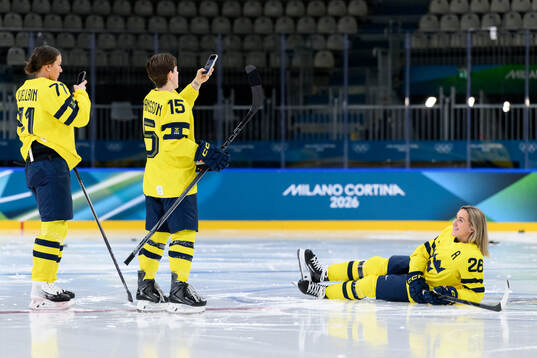 Anna Kjellbin and Lisa Johansson takes photos of Hanna
