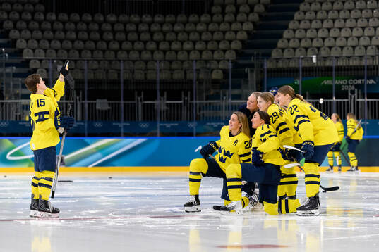 Lisa Johansson takes photos of Hanna Olsson, Anna Kjellbin,