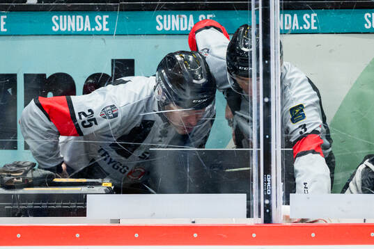 Domare Tobias Björk och Domare Linus Öhlund vid en